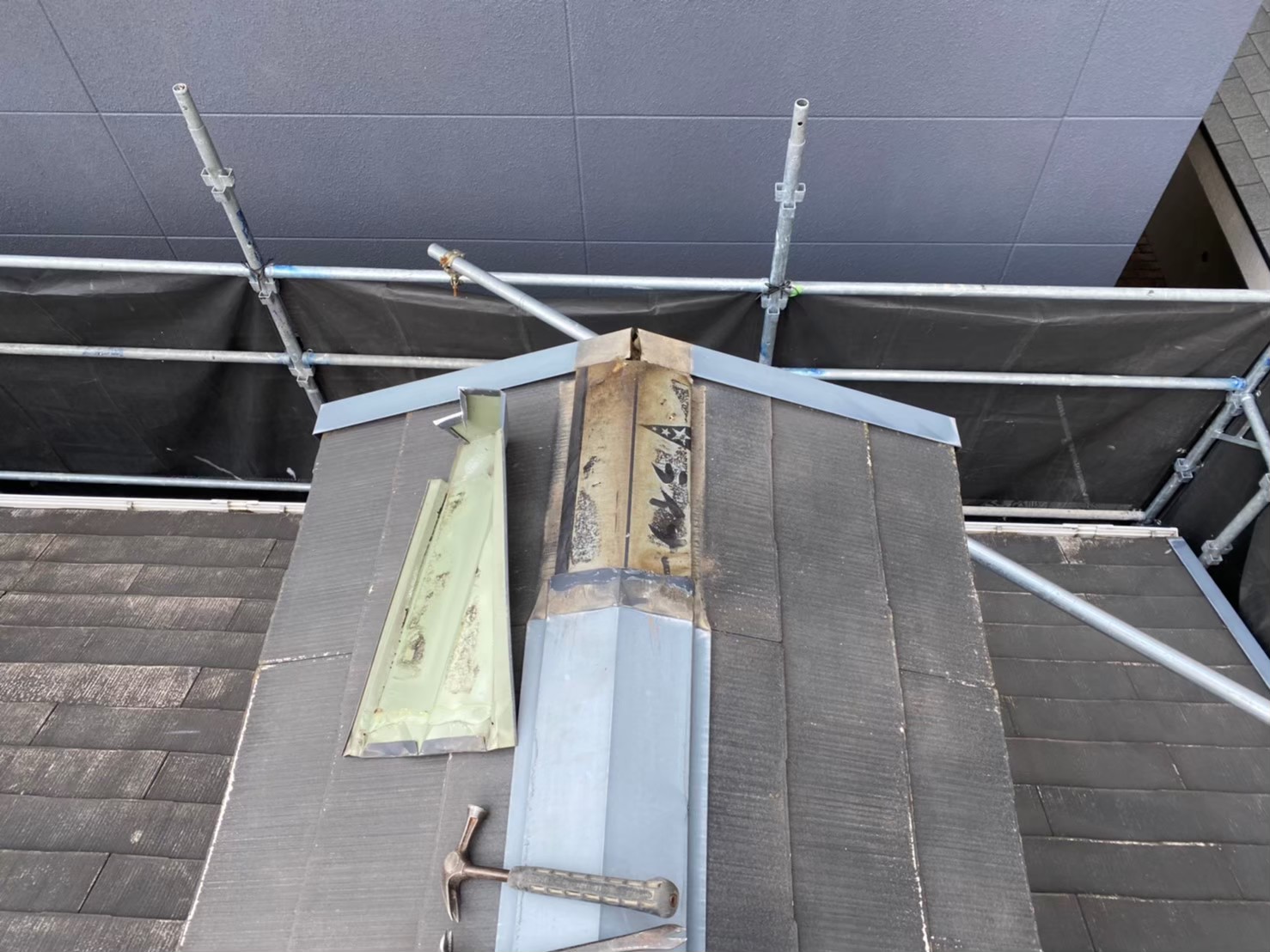 カバー工法の為棟板金撤去